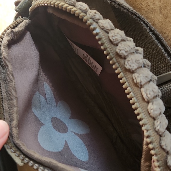 American Eagle olive green belt bag - Picture 7 of 10